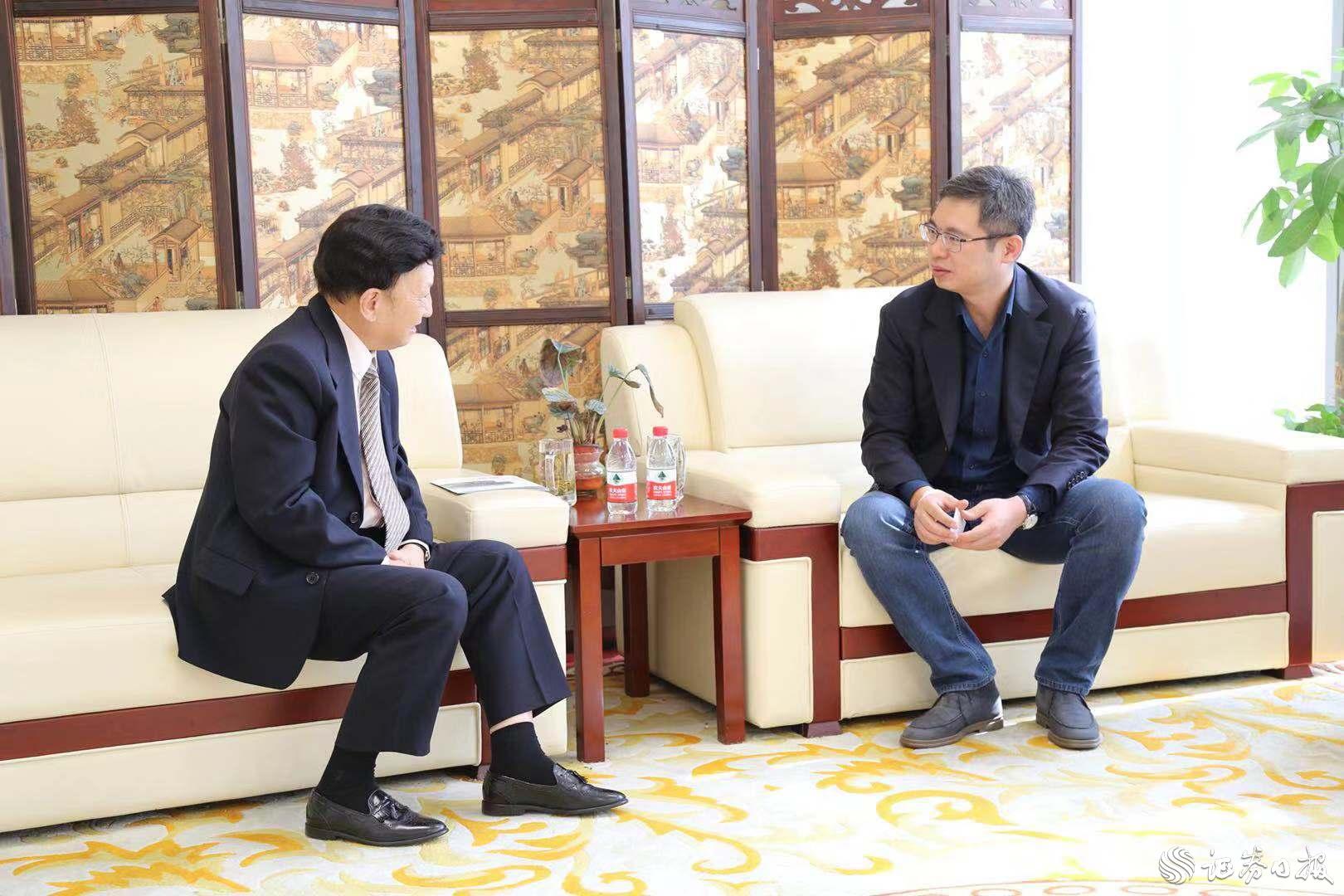 杭州江干區投資促進局副局長項波（右）與美中貿易發展協會總裁、執行長姚應文博士（左）交流探討.jpg